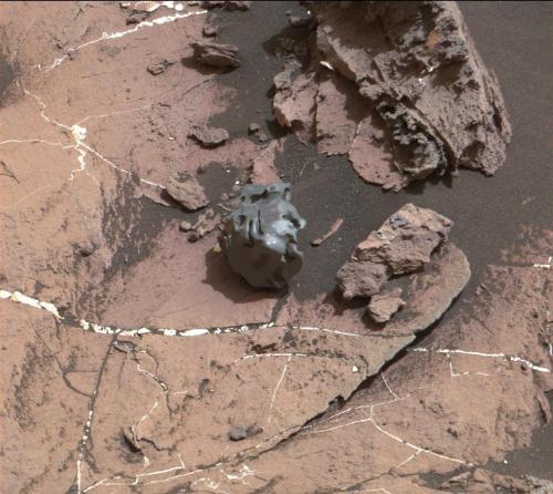 Ровер Curiosity наткнулся на необычный камень в форме яйца на Марсе Ровер Curiosity наткнулся на необычный камень в форме яйца на Марсе