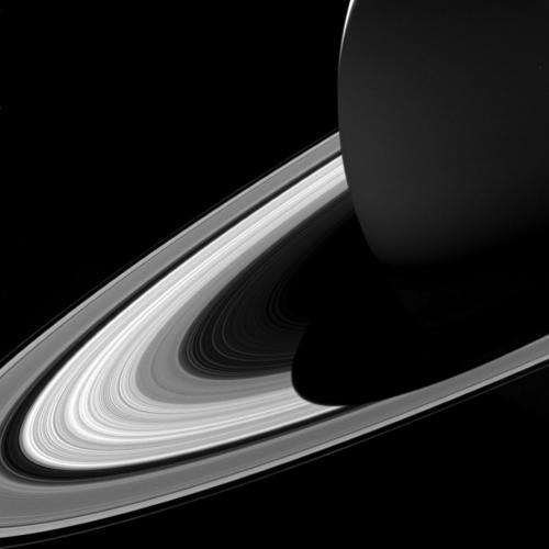 С зонда «Кассини» получены фотографии тени Сатурна, отбрасываемой на его кольца С зонда «Кассини» получены фотографии тени Сатурна, отбрасываемой на его кольца